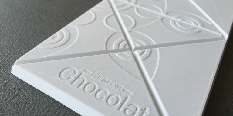 Impression 3D en plastique d'une tablette de chocolat