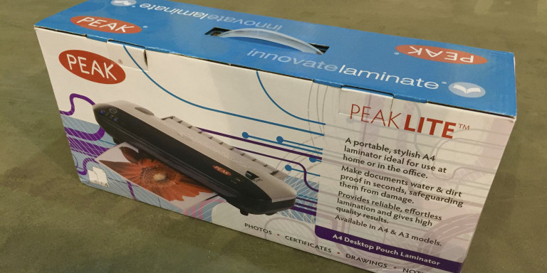 Packaging personnalisé pour les plastifieuses à pochettes Peak de chez Vivid Laminating Technologies