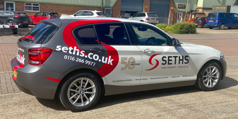 Publicité sur véhicule pour Seths Estate Agents
